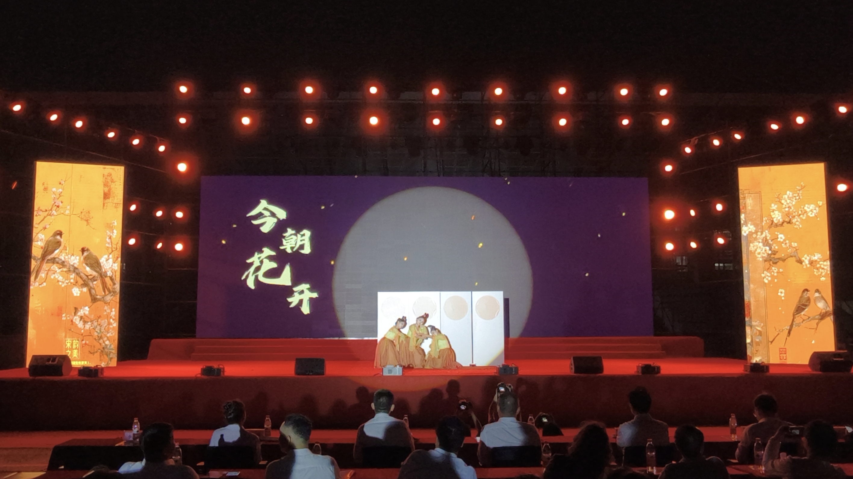 管理学院古典舞《今朝花开》亮相迎新晚会,献礼2025级新生-长江大学文理学院-管理学院