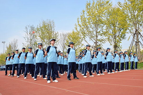 入学第一课 军姿飒爽炼锋芒