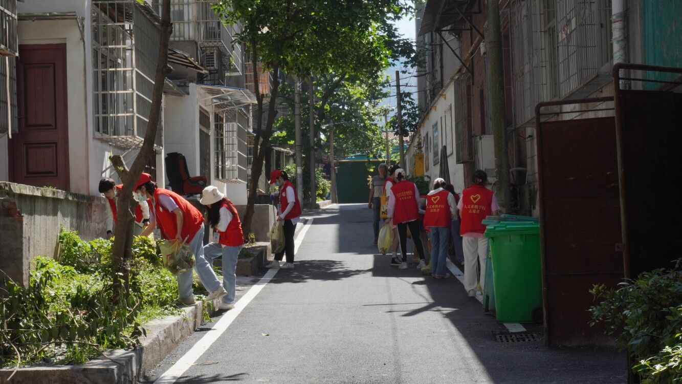 随后,志愿们分成两组,沿社区街道清扫路面上的烟头,废纸等垃圾并将