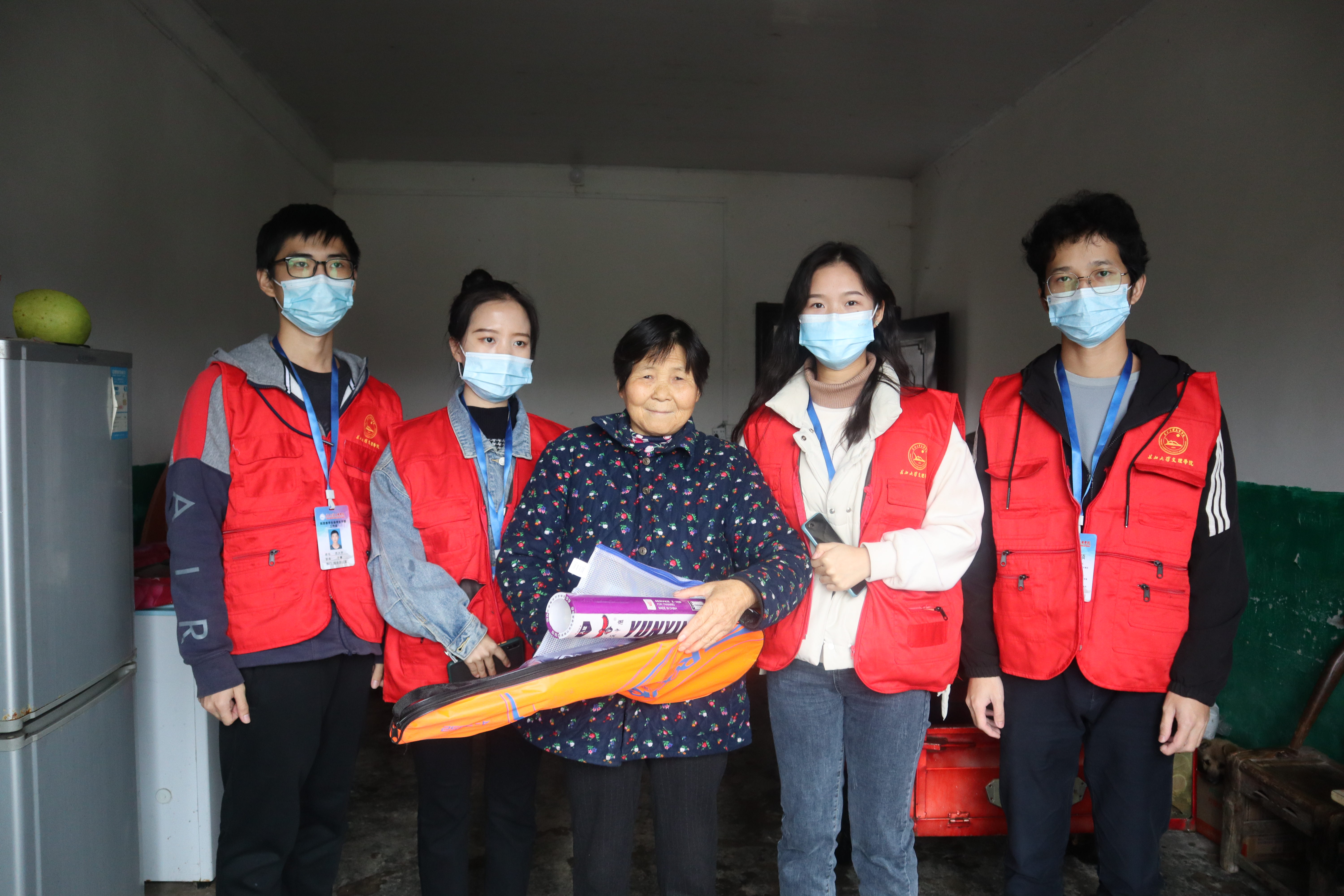 院团委"爱出发"志愿者服务队赴龙山村开展服务活动 助力脱贫攻坚