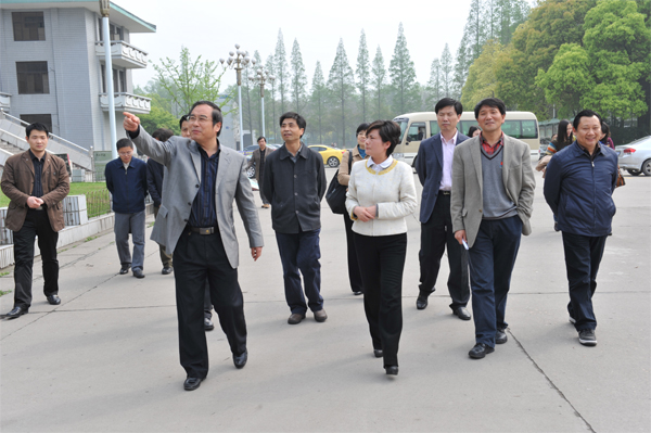 荆州市委副书记雷文洁(前排中)在长江大学党委书记张忠家(右一,副